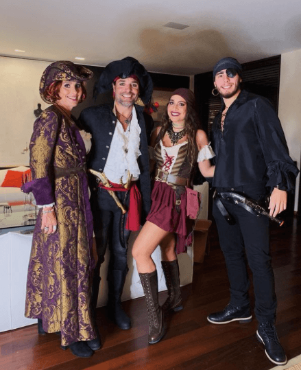Como la vez que se disfrazaron de piratas para Halloween. Marilisa usó un vestido morado con toques dorados, Chayanne y su hijo se vistieron de negro, mientras que Isadora usó una vestido guinda y blanco.