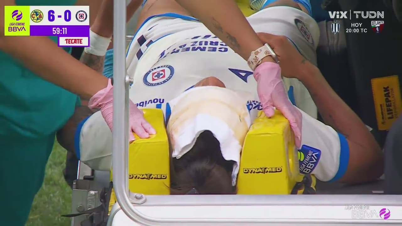 ¡Imágenes sensibles! Lizbeth Ángeles sale en camilla del América vs. Cruz Azul