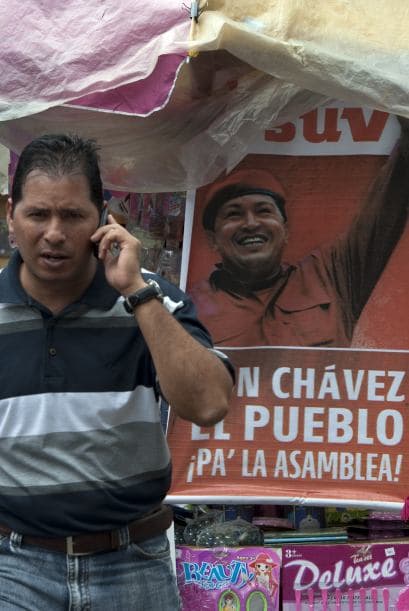 El MUD, que tiene el lema Para vivir y progresar en paz, está conformado por partidos de izquierda y de derecha. En total 32, de los cuales 22 tienen carácter nacional y 10 presencia regional.