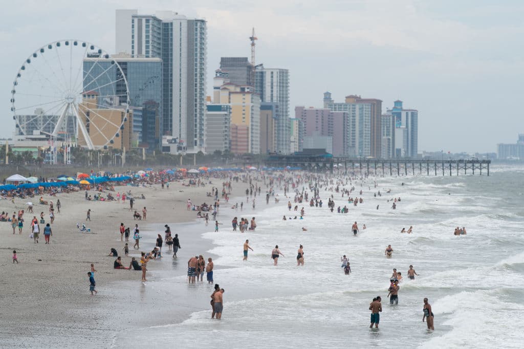 Myrtle Beach, en Carolina del Sur, está en el quinto lugar con 6.61 puntos.
<br>
<br>Ha tenido 15 muertes en la zona de surf y 9 ataques de tiburones. Entre 1851 y 2020 ha reportado el impacto de 31 huracanes.