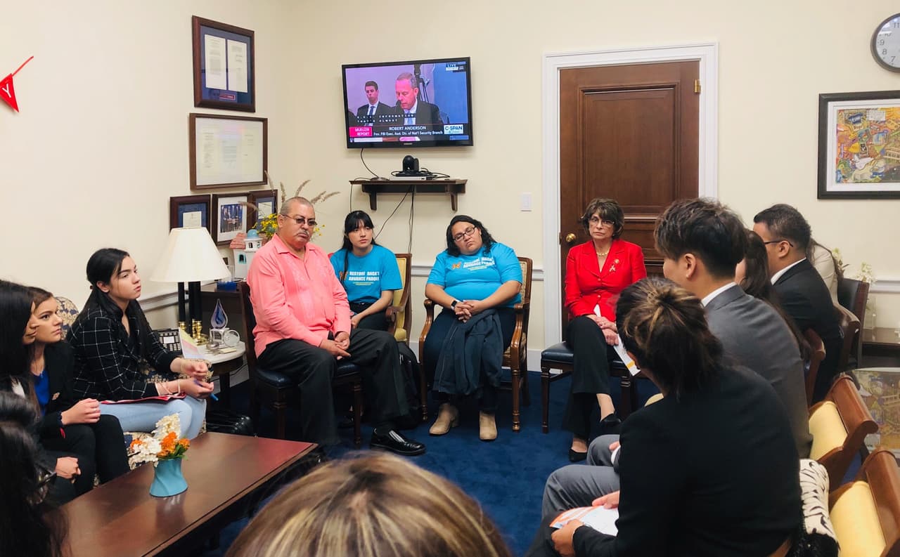Lucille Roybal-Allard escucha la historia de Jason Hong en la reunión con los dreamers.