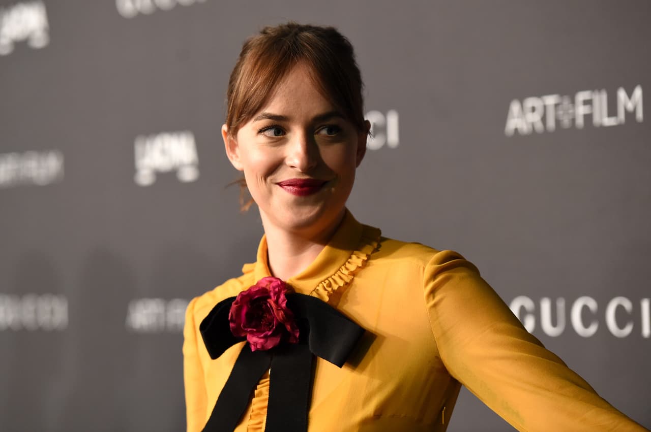Dakota Johnson, la protagonista de ' Las 50 sombras de Gey' ha sido otra de las famosas que ha llevado este look que logra una doble función: crear un formal pero un poco inocente a la vez.