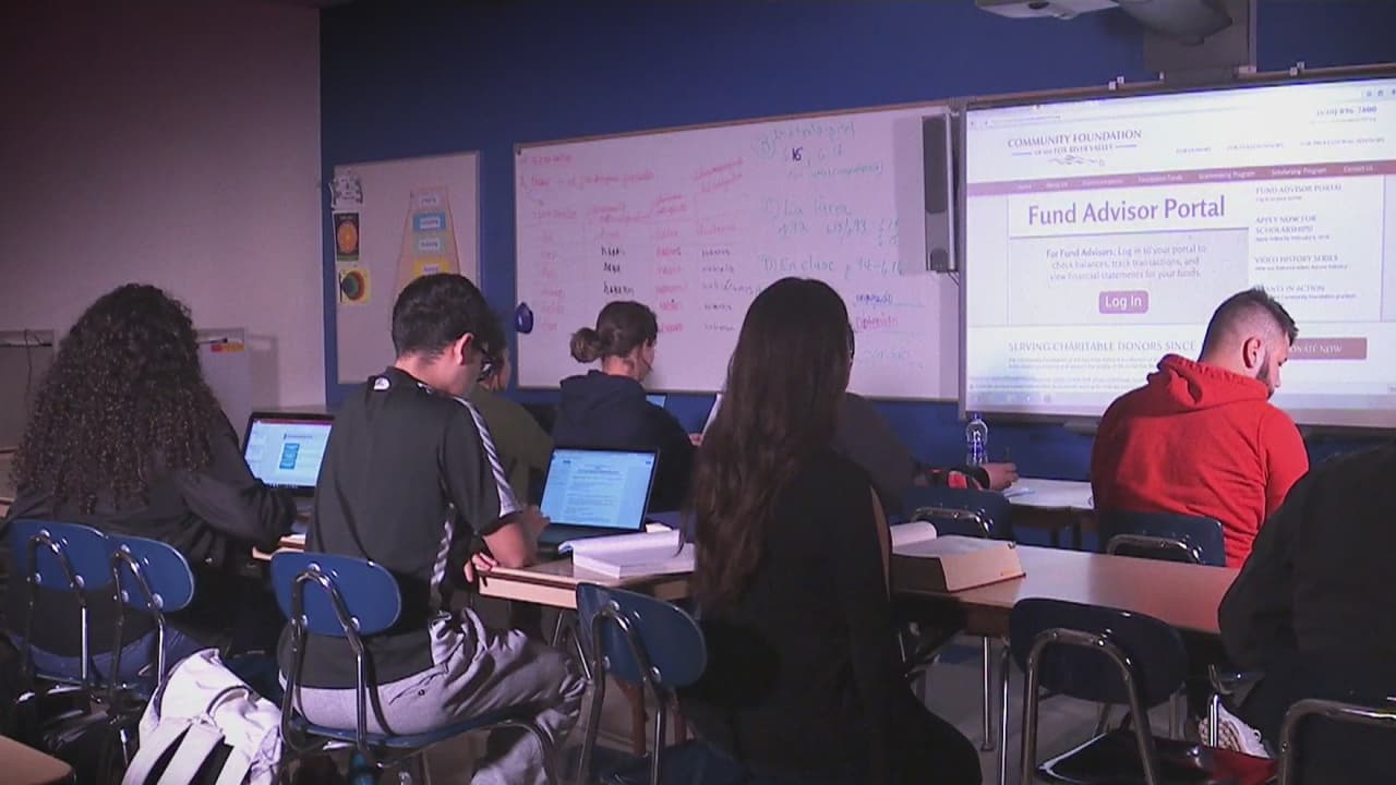 Abren período para solicitar becas en secundarias y universidades de Aurora