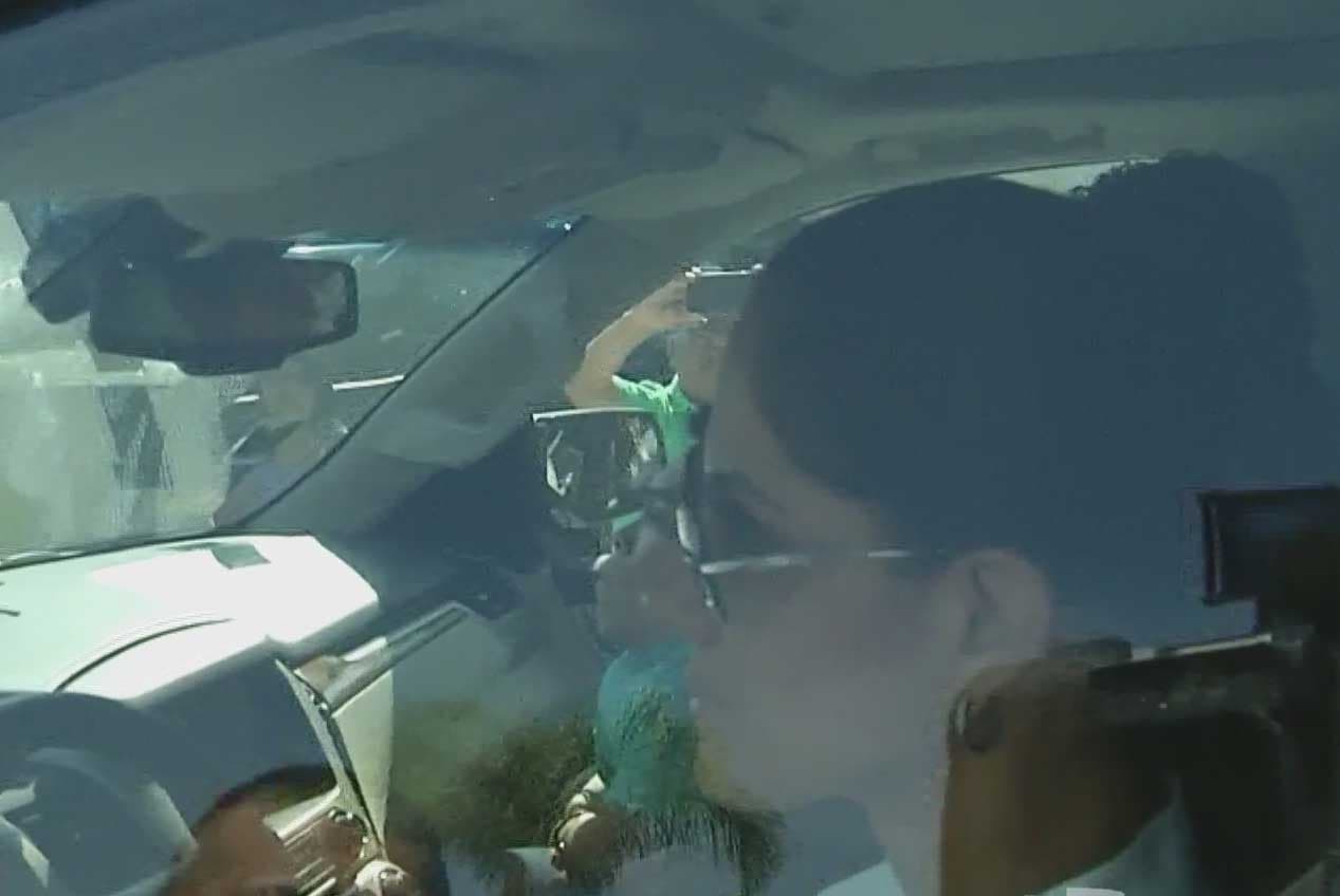 La última esposa de Joan Sebastian no quiso hablar con las cámaras, pero se mostró tranquila en esos terribles momentos.