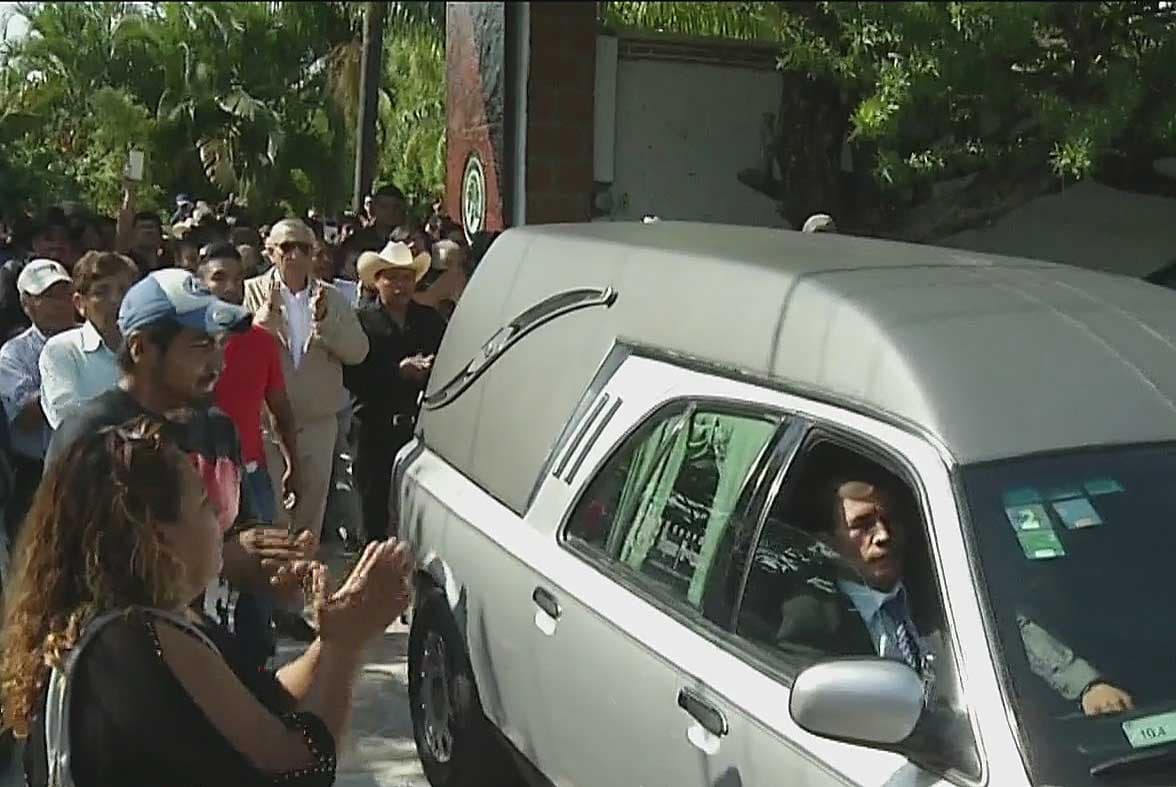 Más aplausos se escucharon en el momento que salió la carroza de la Catedral.
