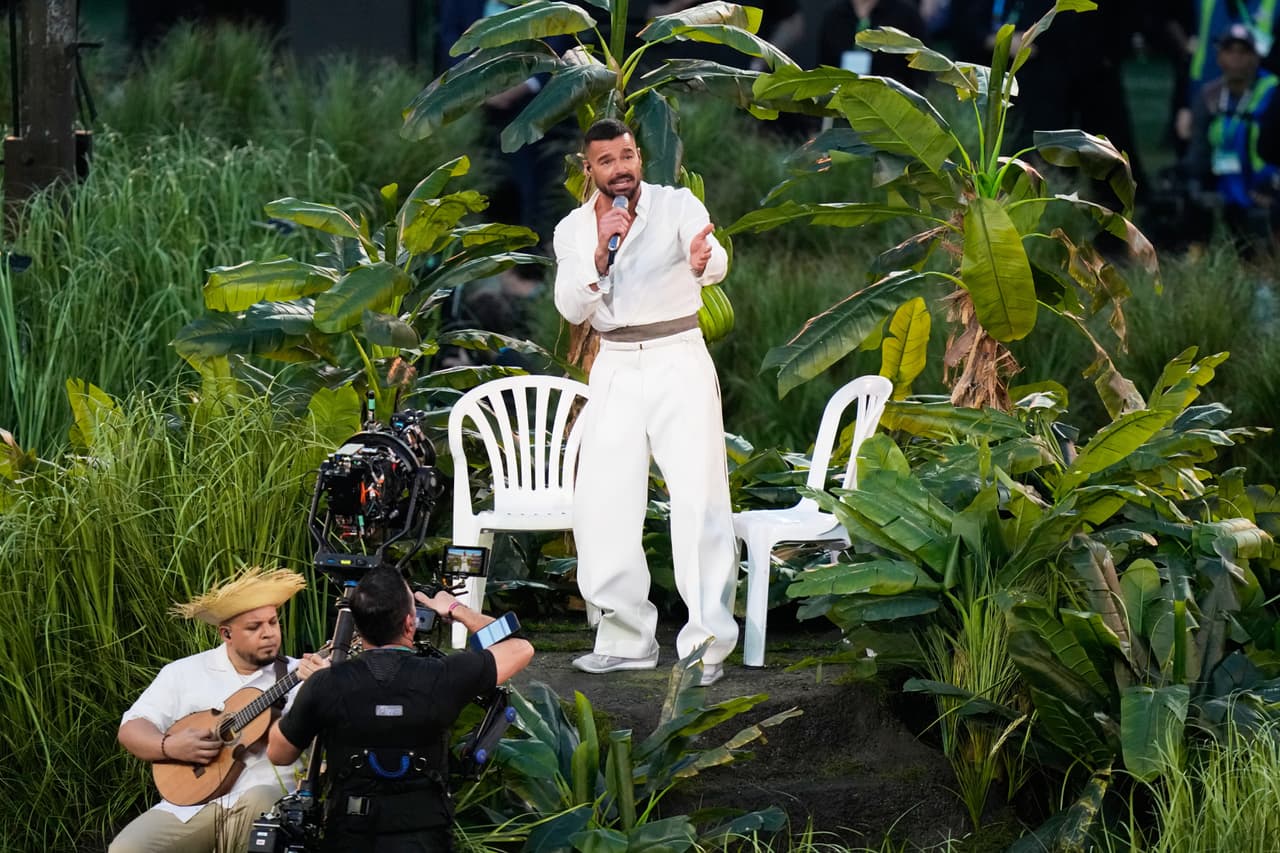 A sus espaldas, jíbaros con pavas treparon torres de electricidad que explotaron, símbolo de los frecuentes apagones y la falla de la red eléctrica de Puerto Rico. Esto dio inicio a una conmovedora interpretación de 'El Apagón' de 2022, en referencia al huracán María, sus secuelas y la continua ira y frustración por los apagones persistentes y crónicos.