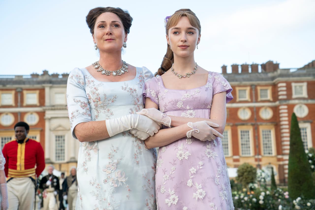 Lady Violet (Ruth Gemmell) e Daphne (Phoebe Dyvenor) em "Bridgerton"