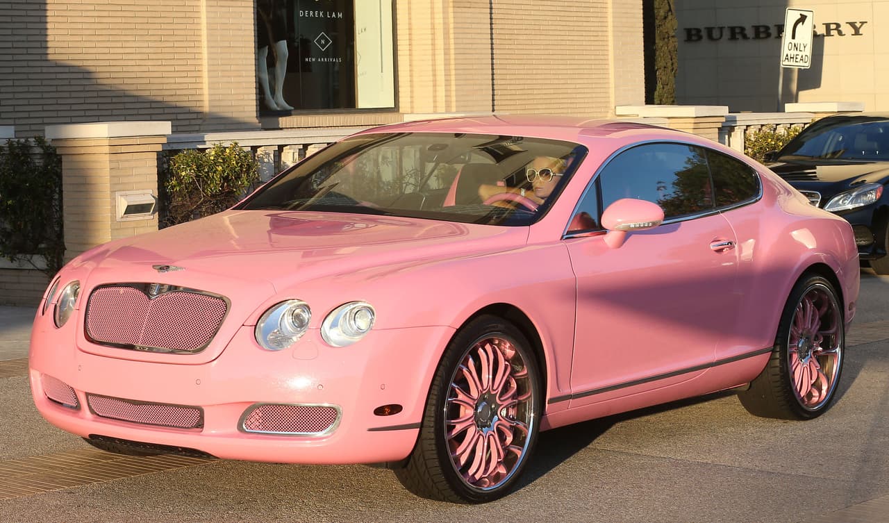 El Bentley tiene además rines y parrilla en tono rosa. Al parecer el motor 12 cilindros y 635 caballos de fuerza no recibió ninguna modificación. En el interior, Paris Hilton mandó a cambiar el equipo de audio y solicitó la inserción de diamantes en la palanca de velocidades.