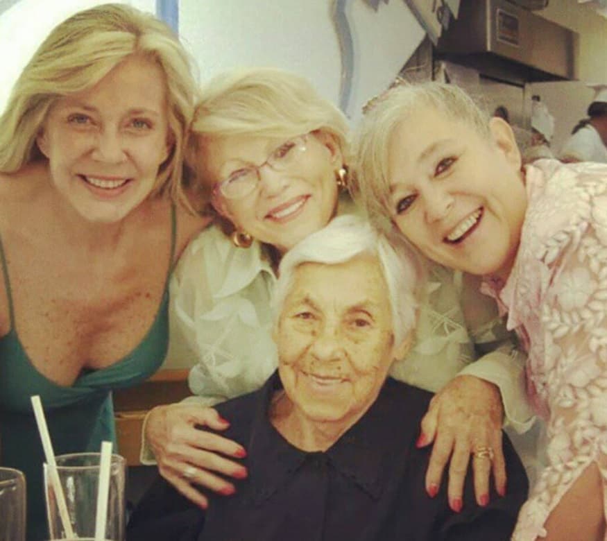 El 22 de septiembre de 2002 secuestraron a Laura Zapata y Ernestina Sodi. Laura fue liberada a los 18 días de estar cautiva para negociar la vida de su media hermana Ernestina, quien estuvo cautiva 16 días más. Las hermanas Sodi sospecharon que todo había sido planeado por la misma Laura para obtener dinero de su hermana Thalía y de su multimillonario esposo, Tommy Mottola.