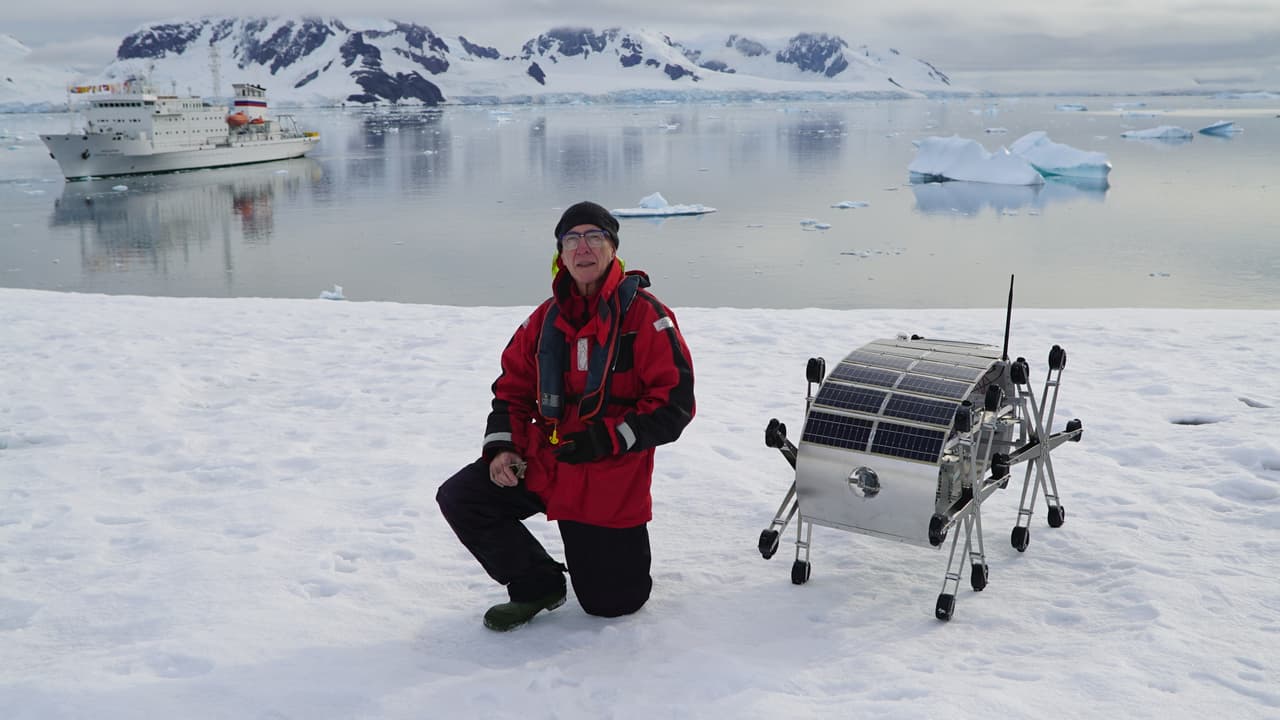 “Está en nosotros luchar contra la corriente y encarar tareas que en apariencia nos superan”, ha dicho el artista en ocasiones anteriores.
<br>Estas fotografías fueron hechas por Nico Muñoz, cineasta de Omtv.media.
