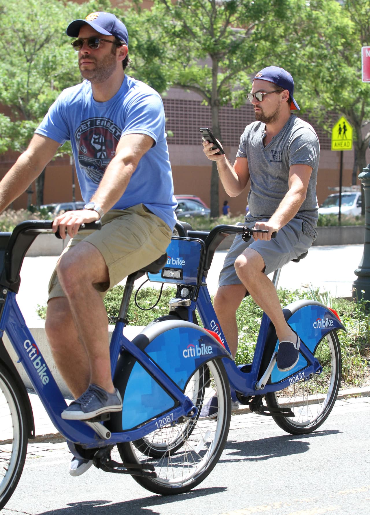 Tal vez revisa sus mails o su Facebook...