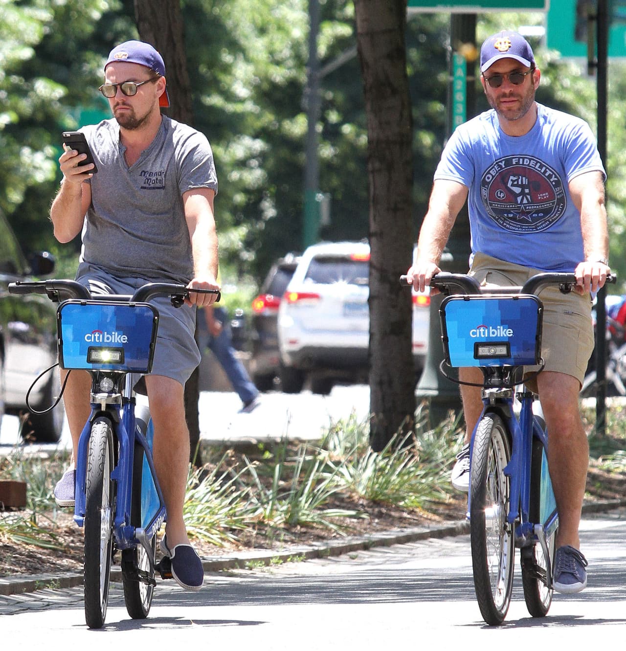 Leo DiCaprio paseaba en bicicleta por Manhattan con un amigo.