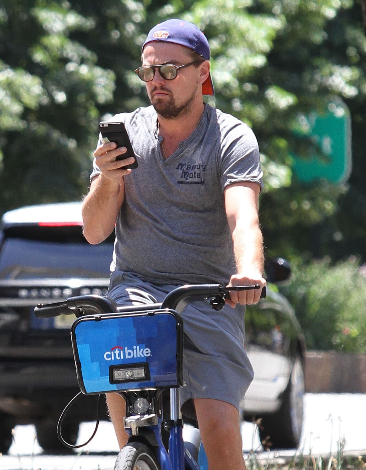 Mira cómo pillaron los fotógrafos al actor.