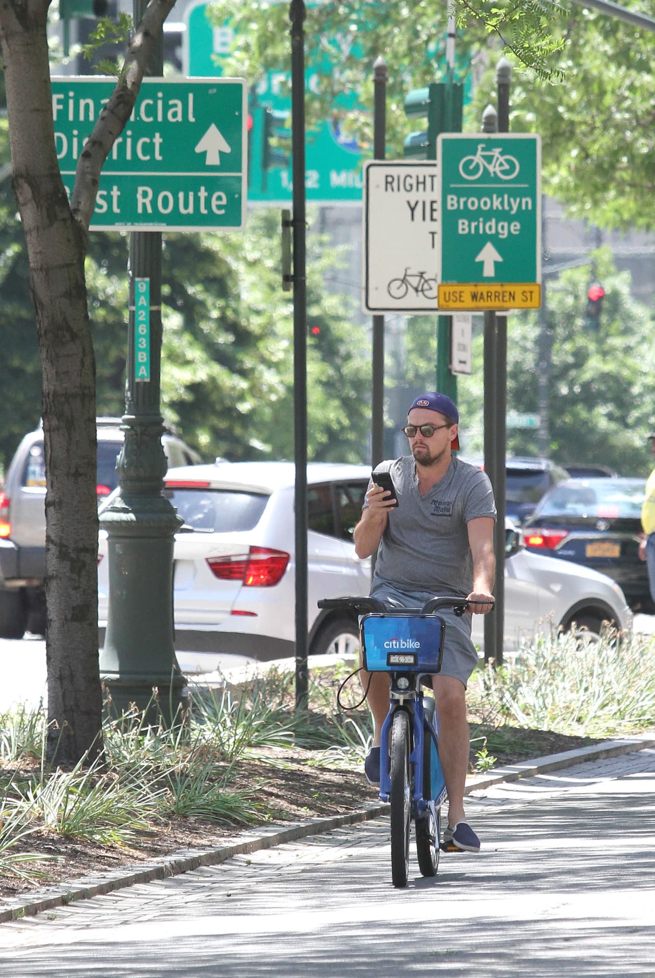 ¿Qué estará atrapando su atención que no puede ver por dónde va?