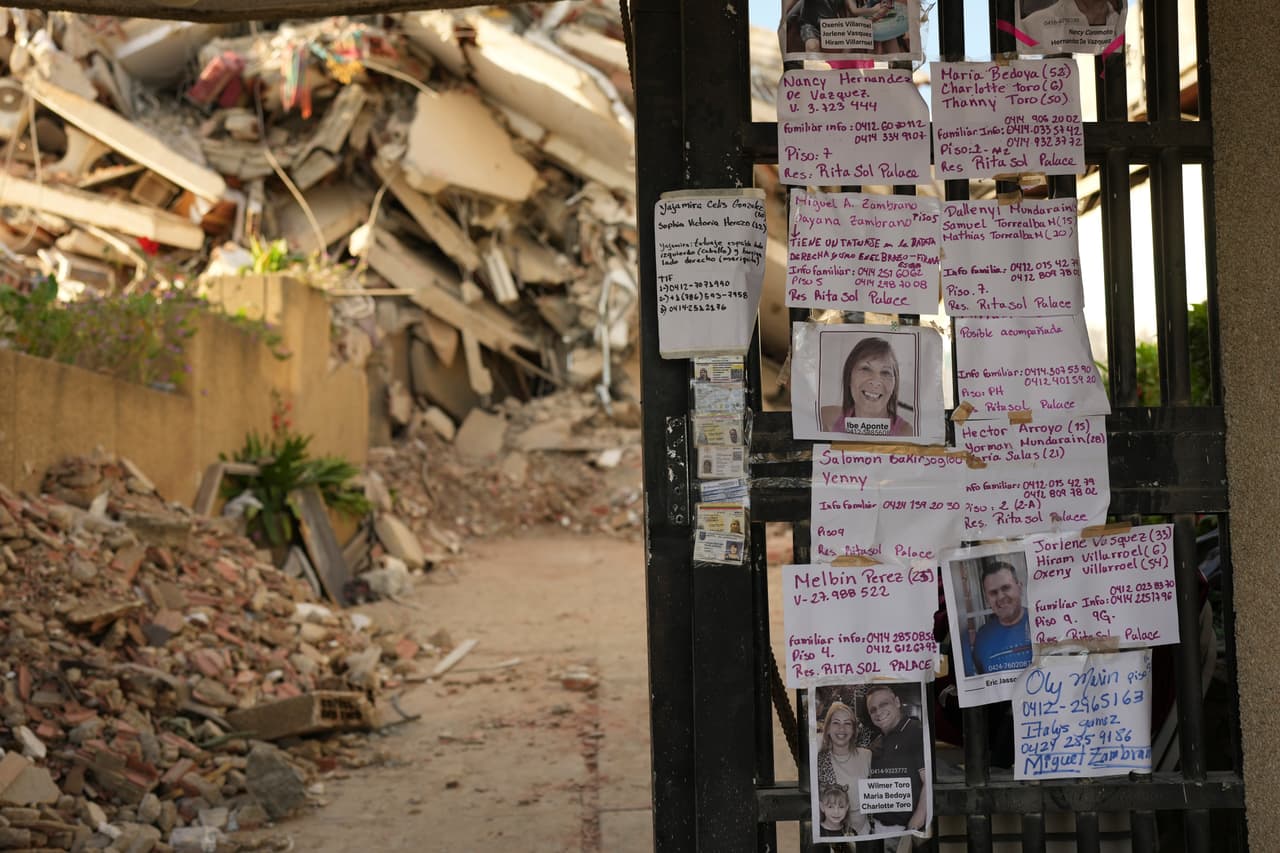 Avisos dejados por familiares que buscan a personas desaparecidas se exhiben en la entrada de un edificio destruido por los terremotos en La Guaira, Venezuela, el domingo 28 de junio de 2026.