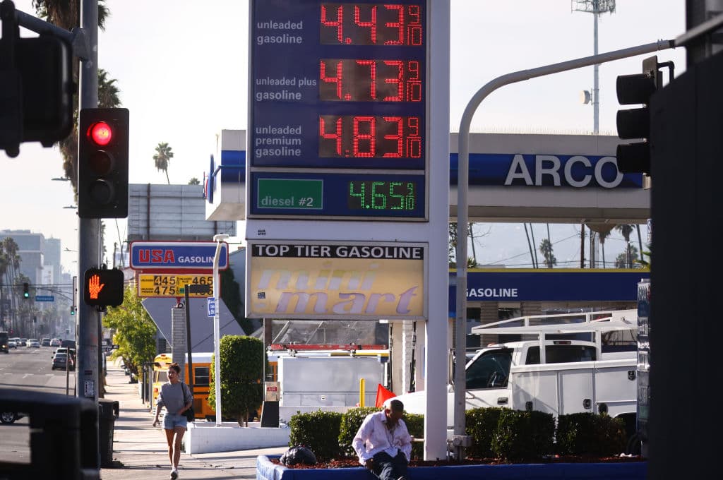 Compara que el precio anunciado en el letrero de la gasolinera y en la bomba son el mismo, a veces son distintos.