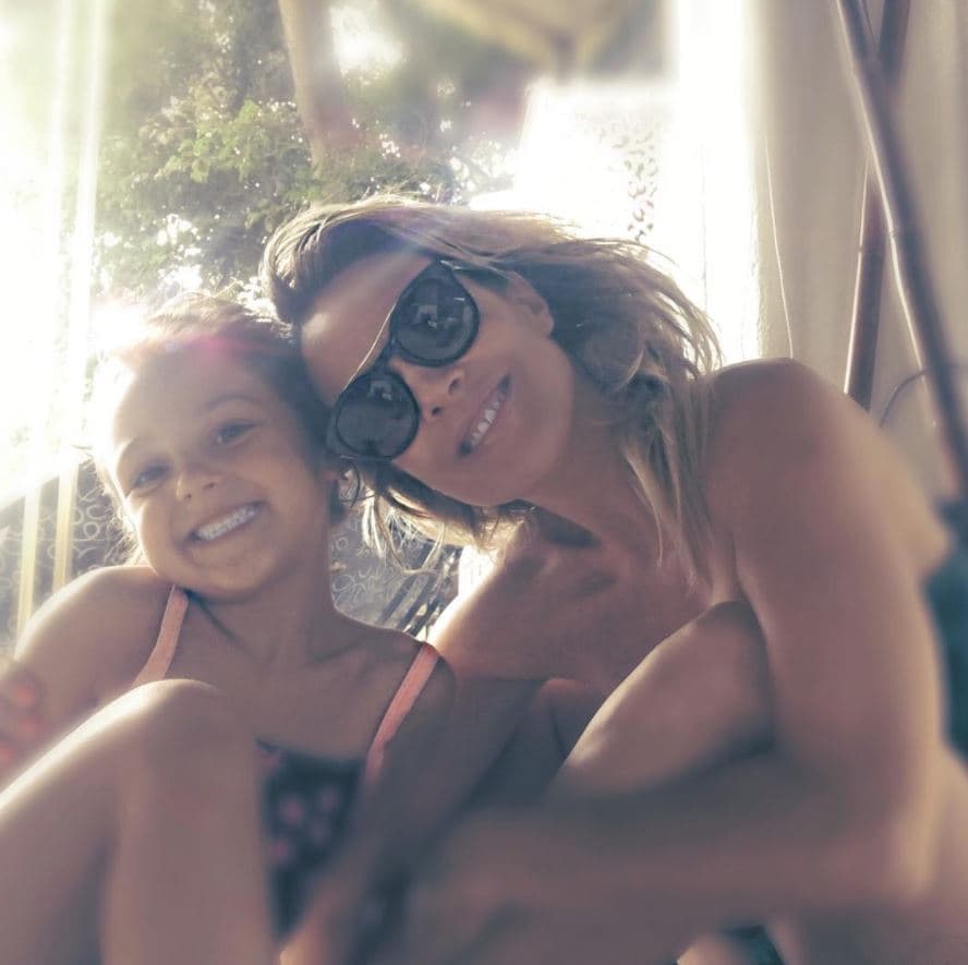 Ese día, luego de firmar el divorcio, el empresario comentó a los medios de comunicación: “Ella y yo continuaremos llevándonos bien, porque estamos unidos por Isabella, nuestra más grande dicha”.
<br>