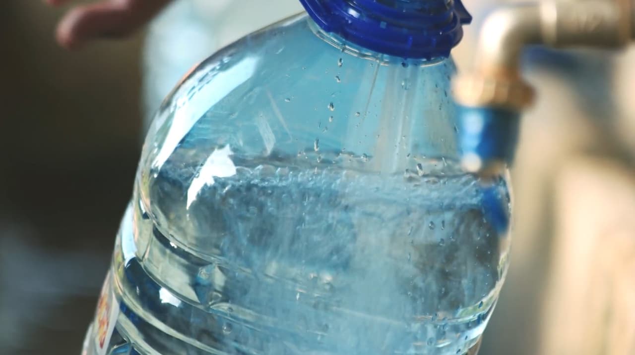 Agua potable por lo menos un galón por cada persona y almacene para mínimo 3 días o más.
<br>