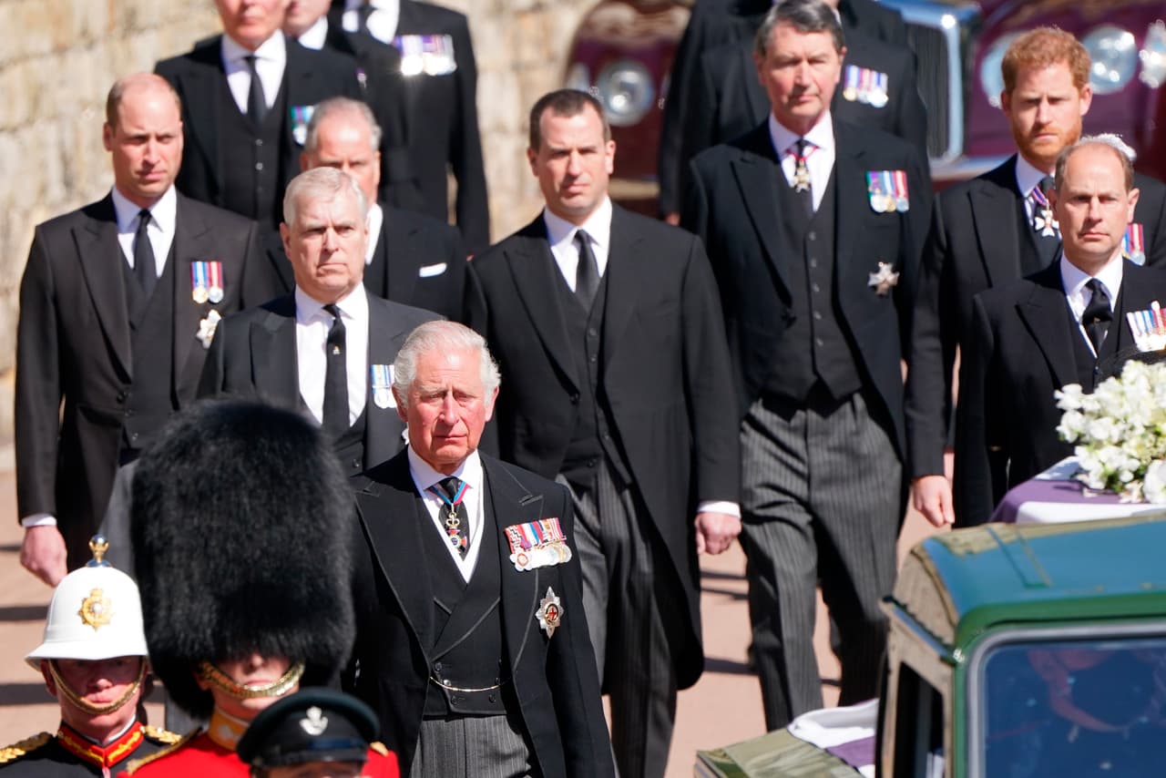 Luego del servicio fúnebre, The Sun aseguró que el duque de Sussex 
<b><a href="https://www.thesun.co.uk/news/14689387/prince-harry-reunited-william-charles-rift-healed-funeral/" target="_blank">se reunió en privado con los príncipes William y Carlos. </a></b>
<br>