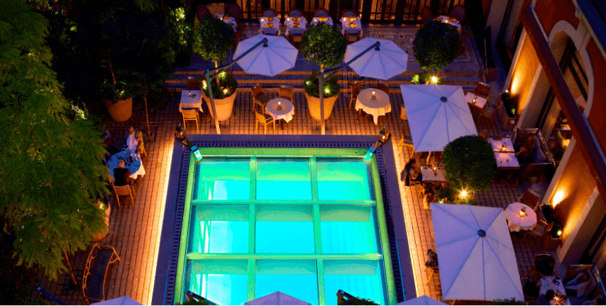 El lujoso hotel de cinco estrellas, Le Royal Monseau, será la casa provisional del astro argentino, pues su salida del Barcelona fue muy repentina. El hotel se encuentra ubicado en 37 Avenue Hoche y fue reformado por el famoso diseñador Philippe Starck. El Parque de los Príncipes se encuentra a tan solo 15 minutos del inmueble.