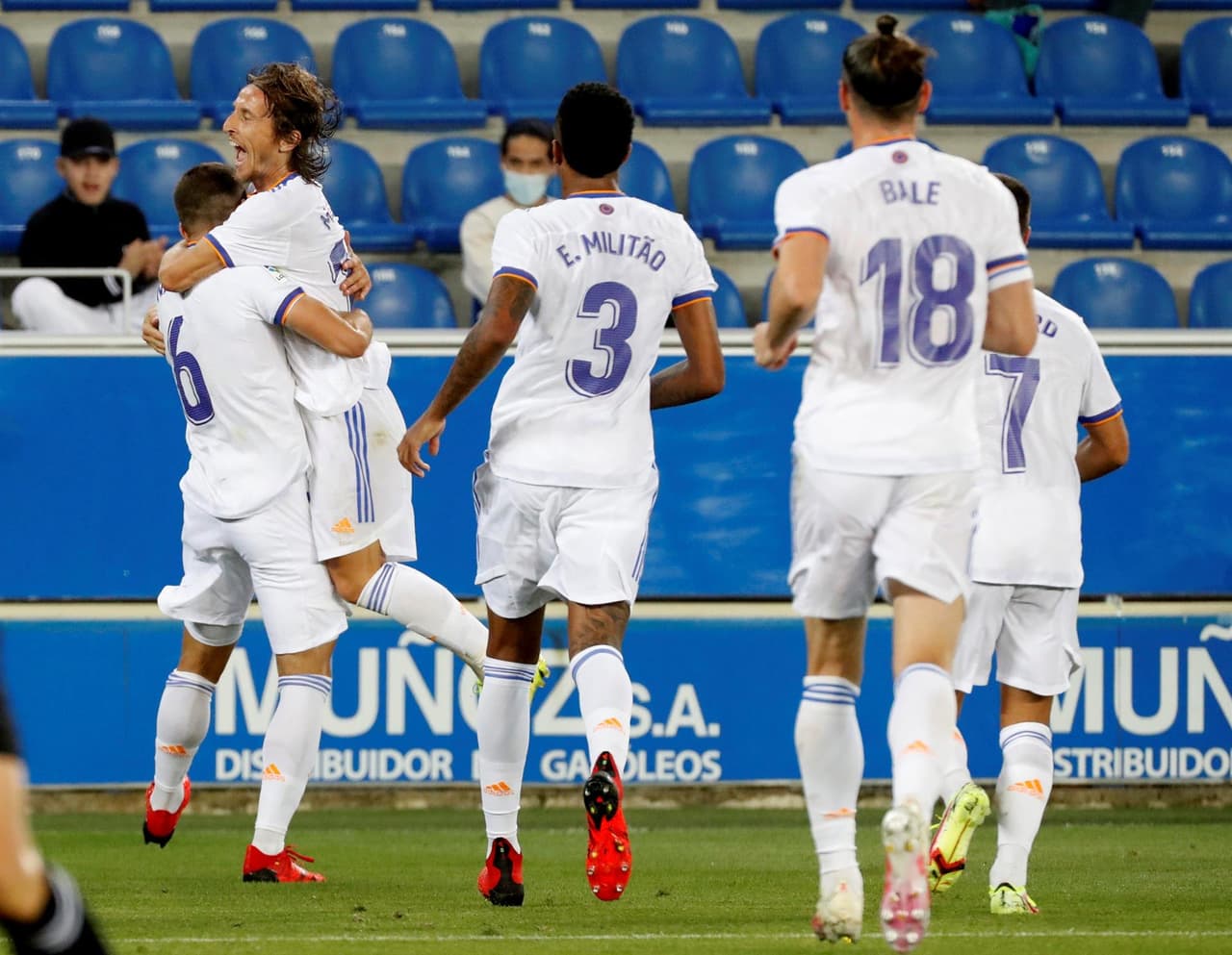 Real Madrid debuta con victoria sobre el Alavés en esta temporada de LaLiga. Con doblete de Karim Benzemá, gol de Nacho Fernández y Vinicius Junior, el club merengue suma sus tres primeros puntos en la tabla. Gareth Bale está de regreso.