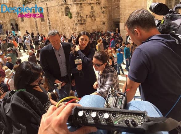 Alan Tacher reportando desde Jerusalén.