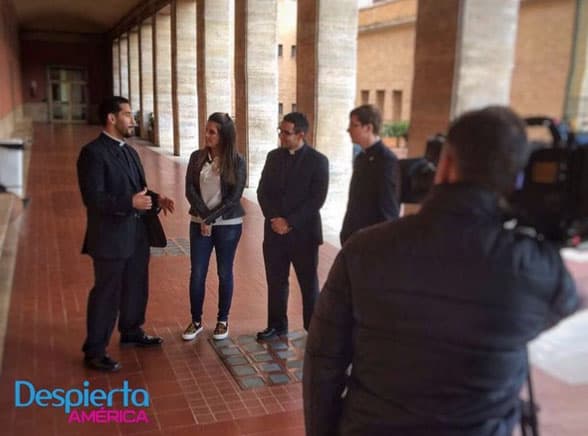 Un grupo de sacerdotes millenials hispanos nos cuentan su vida en el Vaticano.