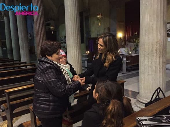 Karla saludando a nuestra gente latina en la Basílica de San Nicolás en Roma.