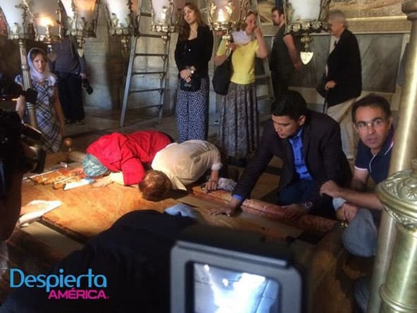 Código Segura dentro del Santo Sepulcro en Jerusalén.