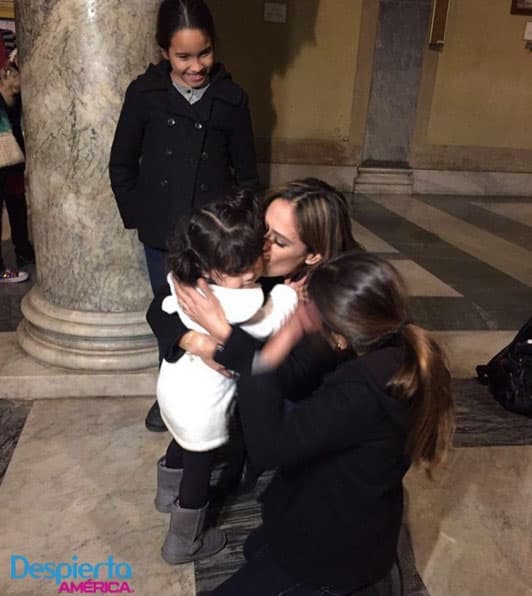 Momentos muy emotivos durante la visita de Karla Martínez a la Virgen de Guadalupe en Roma.