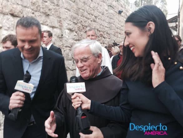 Alan Tacher y Alejandra Barav recorriendo el Vía Crucis de Jesus en la Vía Dolorosa, Jerusalén.