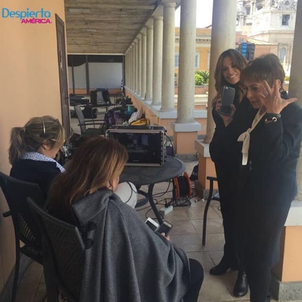 Reunión de producción durante comerciales en el Vaticano.