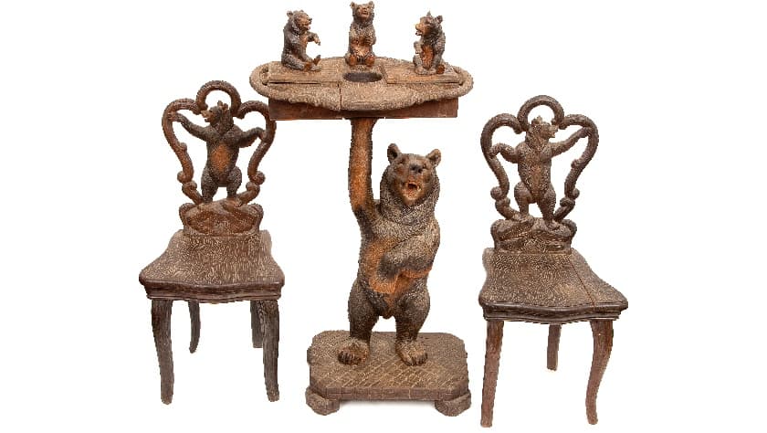 Muebles exóticos como este grupo de mesa y sillas talladas de madera. Diane Patricia Capone, hija de su único hijo, Sonny Capone, aseguró que "lo que la gente no sabe es su historia personal como padre y abuelo y 
<b>su doloroso camino de redención mientras estuvo en Alcatraz</b>".