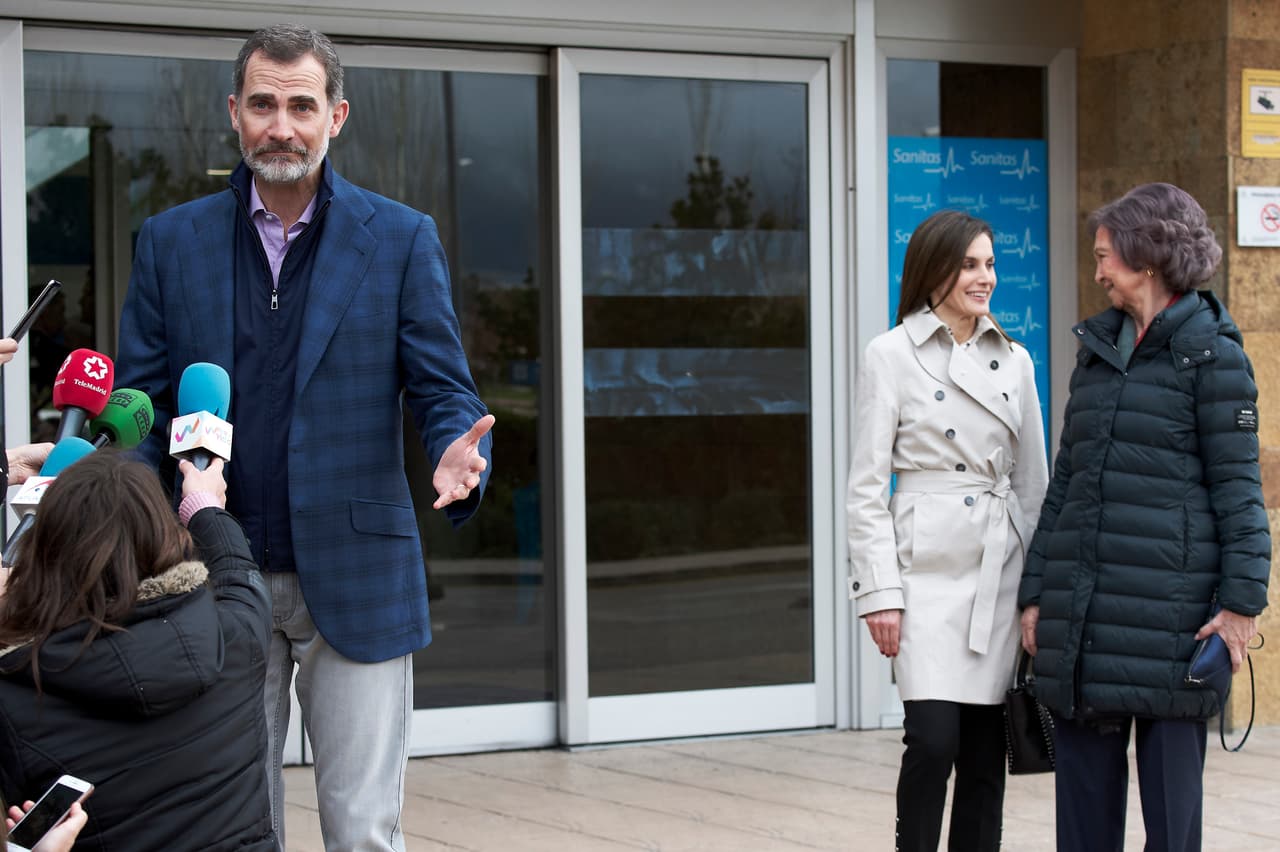 Mientras don Felipe atendía a la prensa, su esposa y su madre prefirieron mantenerse ligeramente apartadas y no atender preguntas de los medios, aunque se dejaron fotografiar en conversación.