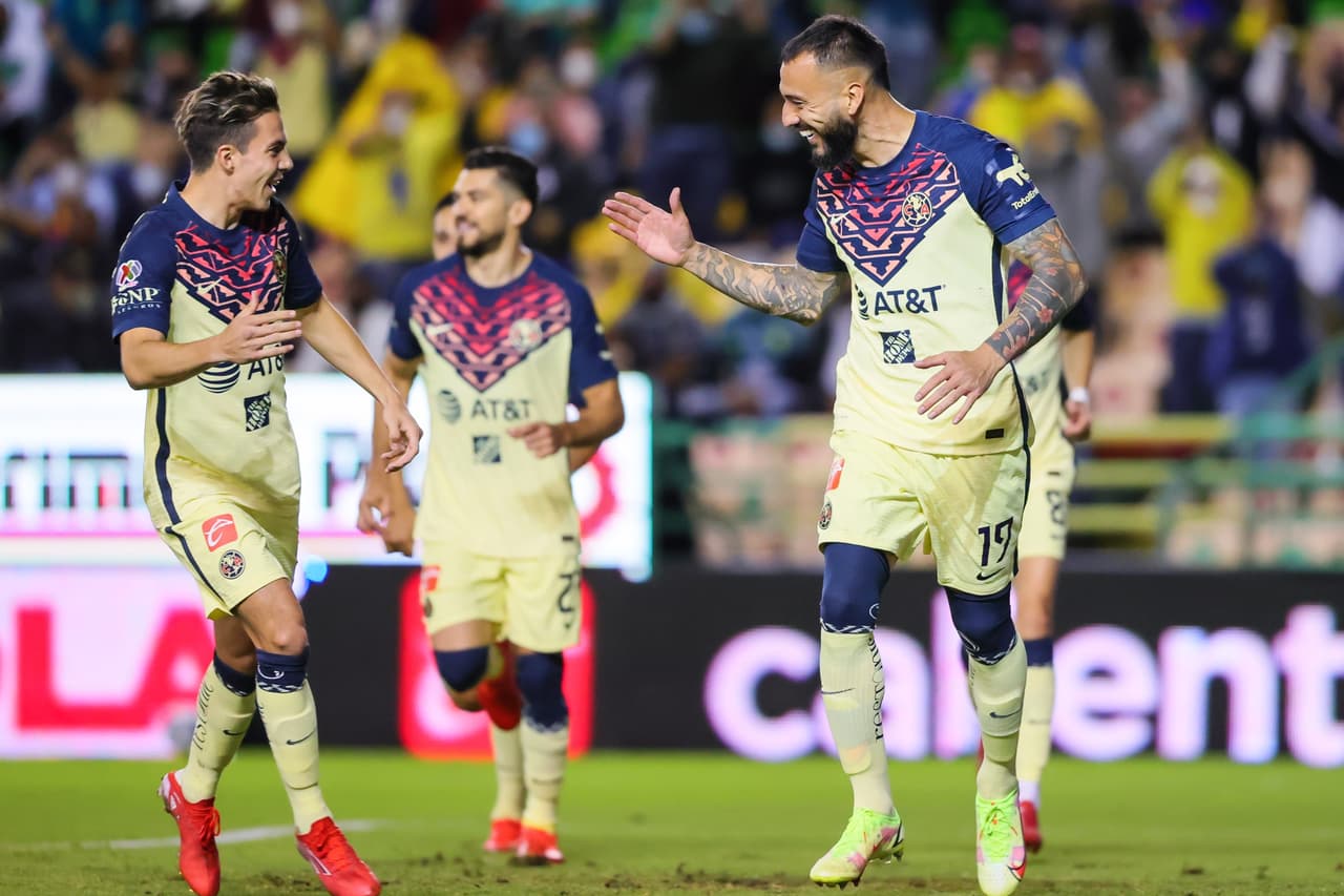 Aguilera se encargó de cobrar la pena máxima que el árbitro cobró tras el agarrón de Mosquera sobre Henry Martín al 8'.