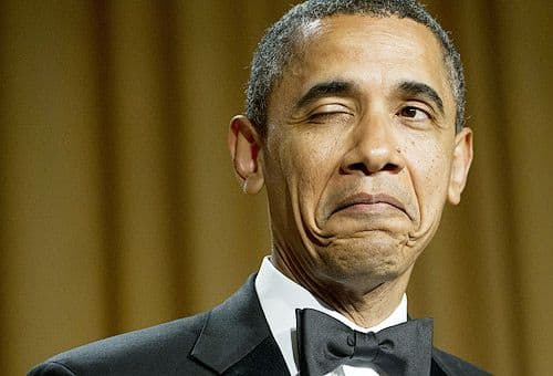 El presidente Barack Obama bromea sobre su lugar de nacimiento durante una cena con corresponsales de prensa de la Casa Blanca el 28 de diciembre de 2012.