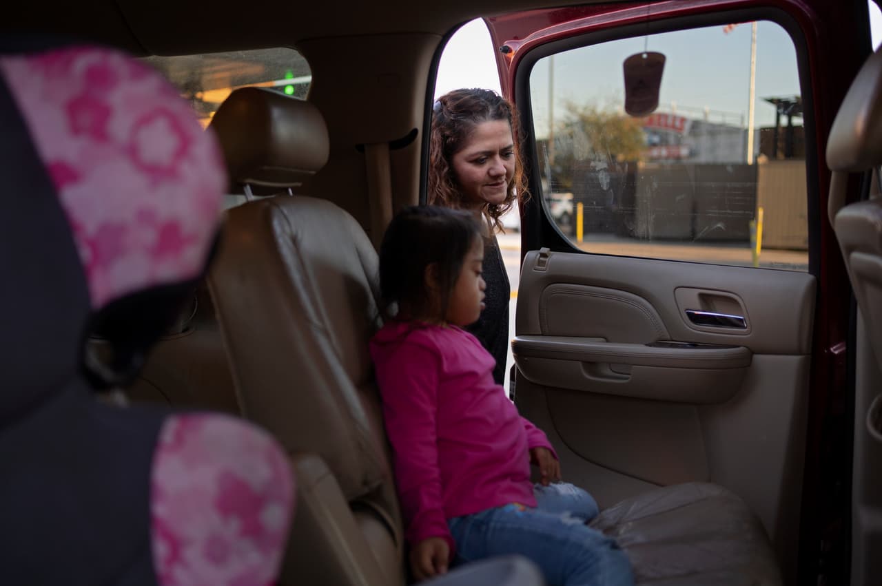 <i>Cristina Lazo dice que, si su hija Alina se porta bien en la escuela y en casa, la recompensa con papas fritas de Chick-fil-A, sus favoritas. Después de un regalo bien merecido, Cristina sube a Alina al auto, en el estacionamiento de Chick-fil-A, en Houston, Texas. </i>