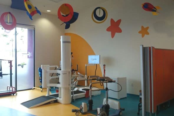 En la sala de rehabilitación está la revolucionaria máquina Lokomat, la única especializada en pediatría en el país, con la cual se pueden alcanzar logros antes inimaginables, como ayudar a una niña a dar sus primeros pasos.