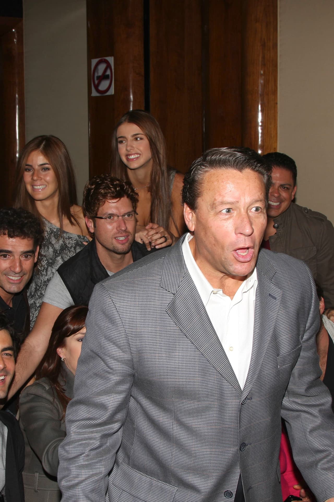 "No soy yo, son ellas. Yo vivo la vida. Después de la relación de la mujer de Guadalajara, tuve otras dos. Ando buscando una mujer que quiera ser feliz y que yo la haga feliz, que la complazca, que le dé amor y motivación", detalló.