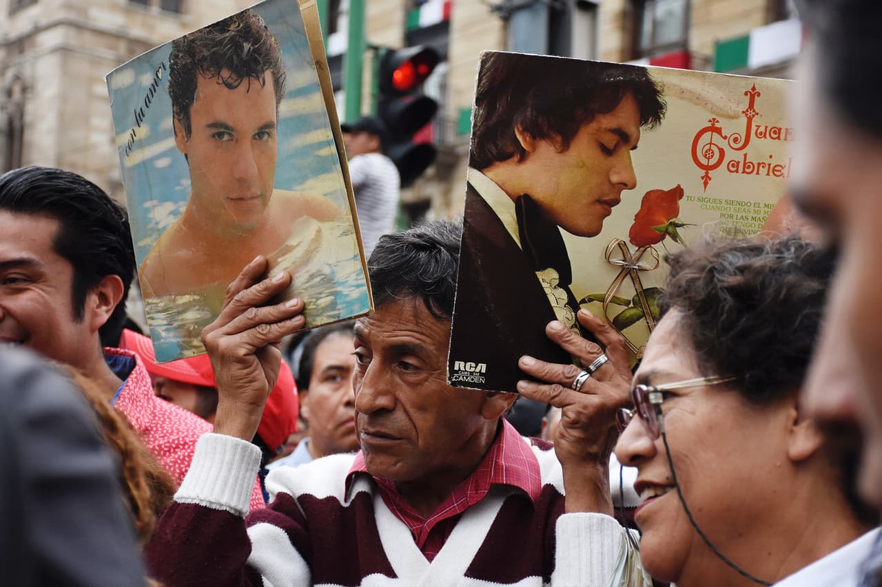 Miles de fanáticos asistieron al Palacio de Bellas Artes para despedirse de Juan Gabriel
