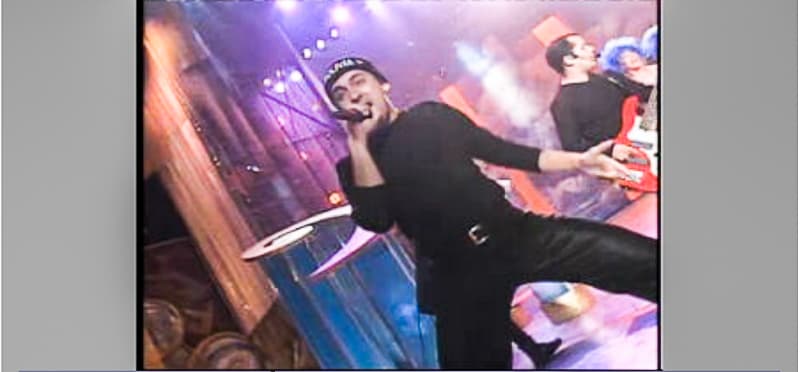 "Para bailar esto es una, ¡bomba!", cantó Azul Azul. Su canción más famosa ('La bomba') y que les dio fama mundial a los bolivianos animó la fiesta. Estuvieron nominados para el premio Grupo del Año Pop esa noche. El grupo se despidió de los escenarios en 2011.