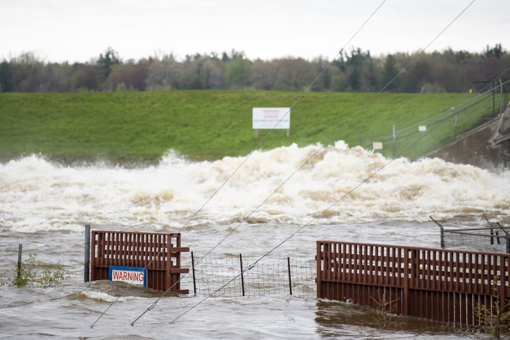Una vista de la zona inundada cerca de la presa de Sanford el martes 19 de mayo de 2020. A los residentes se les dijo que evacuaran debido al peligro de que colapsen las represas.
