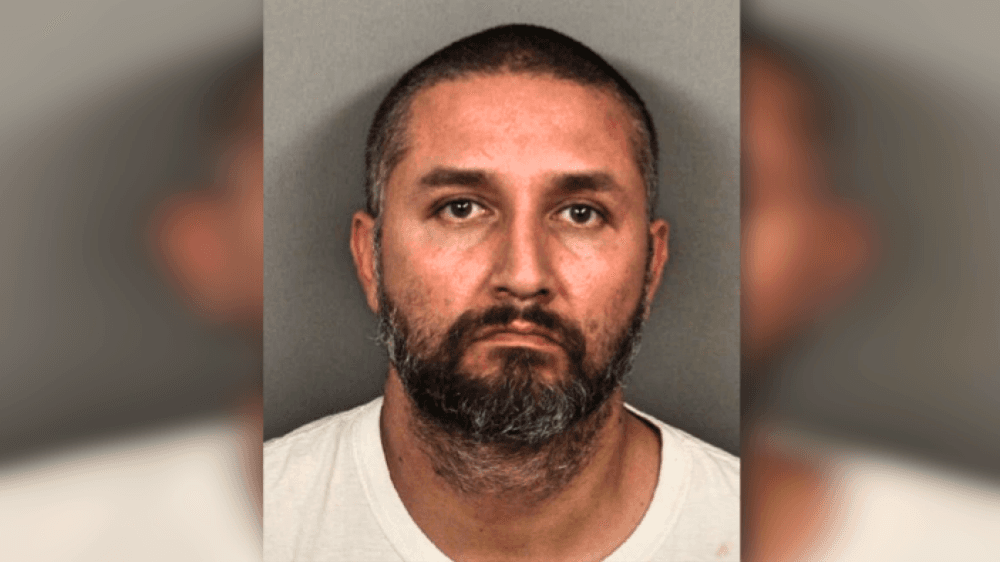 Un hombre es acusado de prenderle fuego a su propia madre