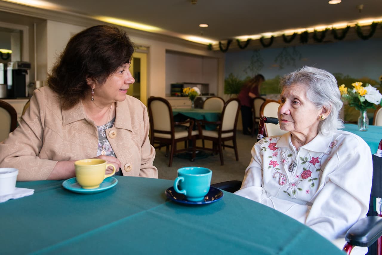 Los gastos se multiplican si se decide recurrir a los 
<b>servicios de un hospicio</b> como lo hace Bárbara Márquez. Su mamá tiene 85 años y es residente del residente del Sagebrook Senior Living Home en Carmichael, California.