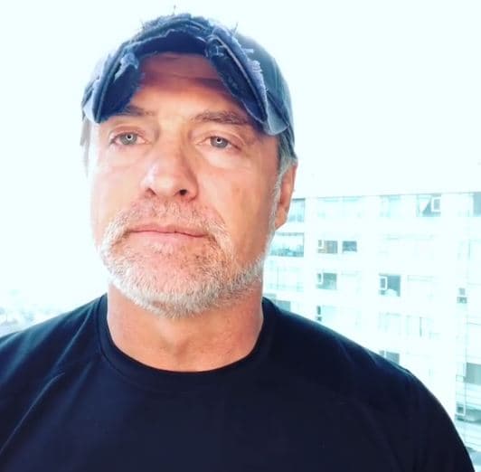 Ante la pregunta de ¿qué pasó con su matrimonio?, el actor de 53 años de edad respondió: "Creo que de repente... la gente dice 'no, sí, por los hijos, la familia'. Uno se va con esa finta y te olvidas de la pareja [...]".