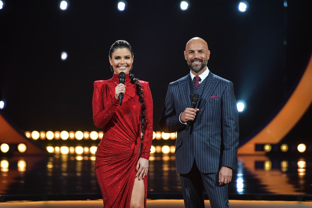 La cuarta gala de Mira Quién Baila arrancó con Javier Poza y Chiquinquirá Delgado dándole la bienvenida al público a la gala dedicada a las películas favoritas de las familias latinas.