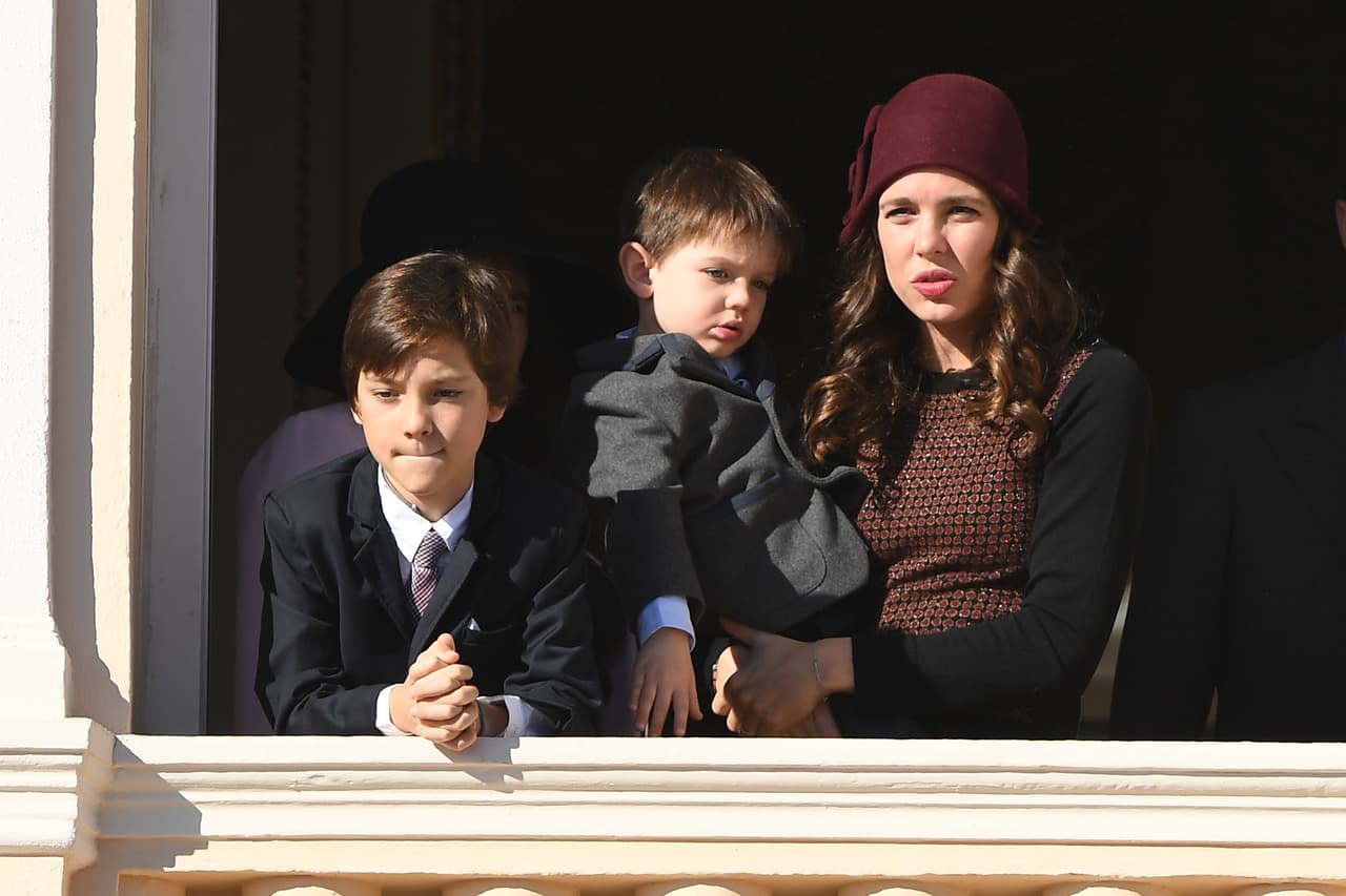 Aquí vemos al pequeño Raphäel de 4 años en brazos de su madre Carlota Casiraghi, la segunda hija de la princesa Carolina de Mónaco, son muy parecidos ¿no crees?