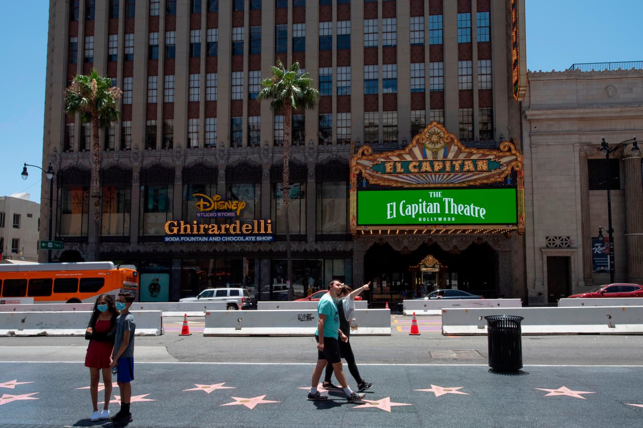 Mientras todo cambia alrededor, miles de personas han aceptado las indicaciones de las autoridades local de usar mascarillas para prevenir la propagación del
<a href="https://www.univision.com/temas/coronavirus">coronavirus</a>.