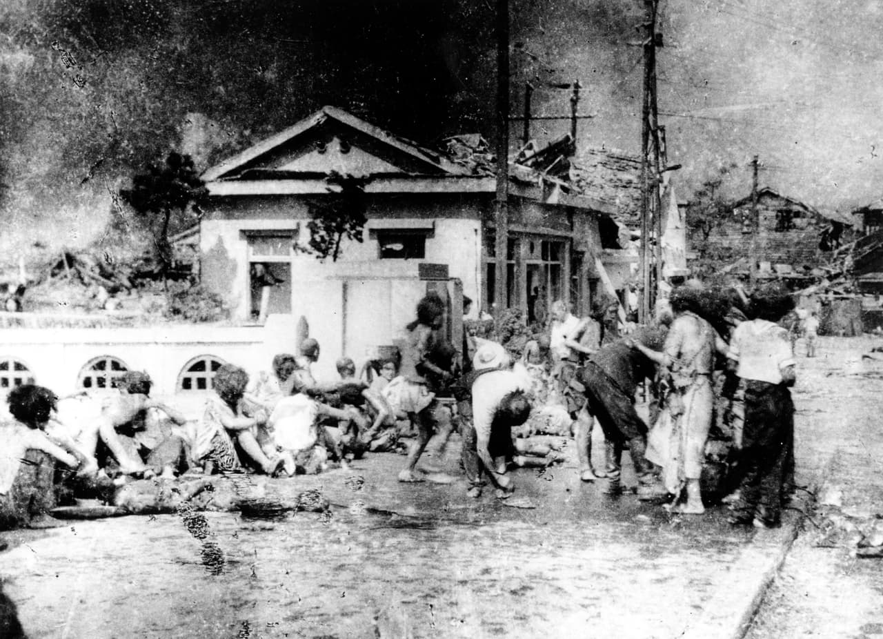 Víctimas del primer ataque atómico de la historia reciben primeros auxilios en la parte sur de Hiroshima, pocas horas después de que la bomba explotara en el corazón de la ciudad.