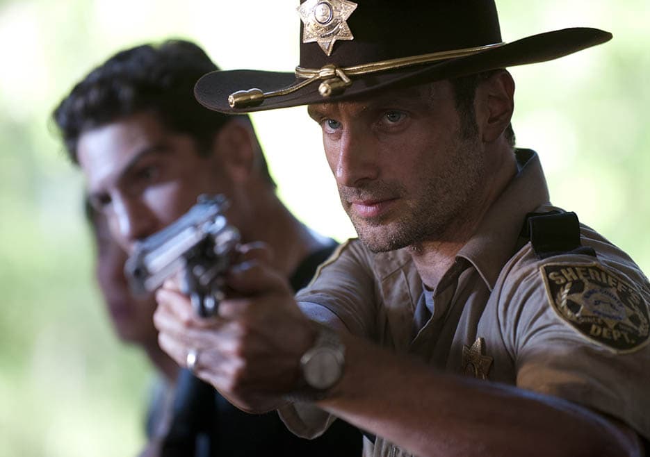 <b>Andrew Lincoln</b>
<br>El protagonista del cómic y del inicio de la serie, Rick Grimes. La historia se cuenta desde sus ojos, al despertar luego de un coma por sufrir una herida en una balacera y se encuentra solo ante el apocalipsis zombie.